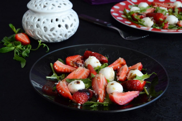 Salad with strawberries and arugula