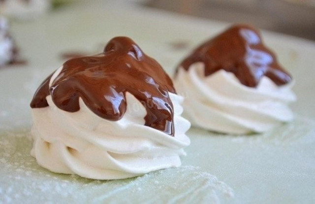 Marshmallows on agar-agar with apples in chocolate