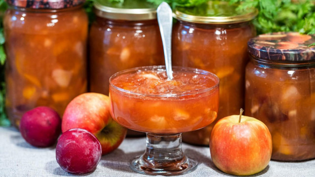 Apple and pear jam with plums and peaches