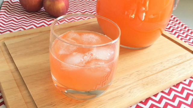 Refreshing peach lemonade