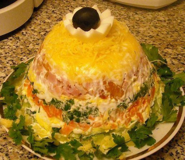 Fairy Tale salad with smoked chicken in layers
