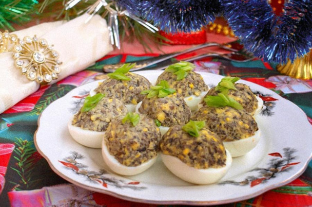 Eggs stuffed with onions and mushrooms