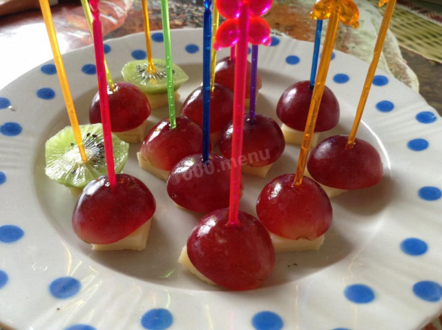 Canapes with grapes, kiwi, with orange and cheese