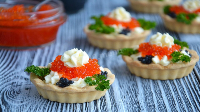 Tartlets with melted cheese and caviar