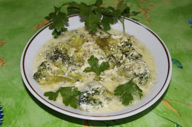 Broccoli with herbs and cheese in cream sauce