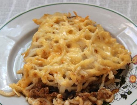 Pasta with minced meat and bell pepper with bechamel sauce