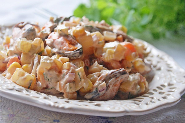 Salad with canned mussels