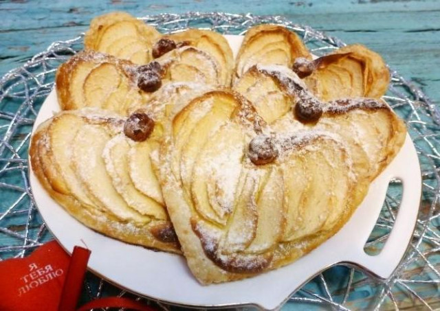 Puff pastry hearts with apples and cottage cheese cream