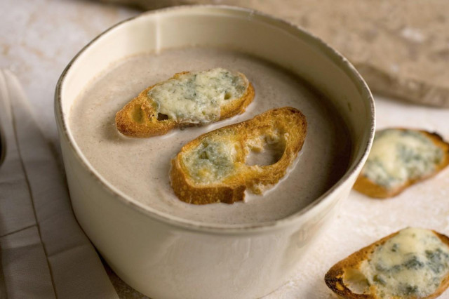 Cheese soup with porcini mushrooms