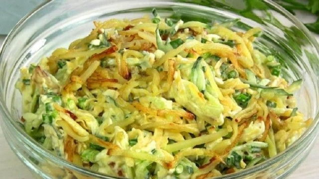 Dier salad with fried potatoes and egg