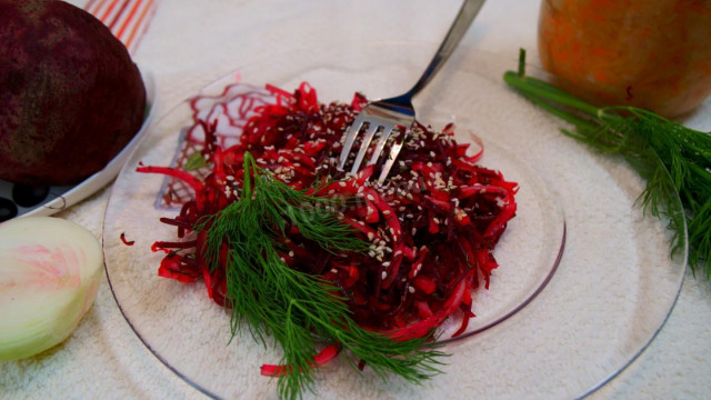 Sauerkraut salad and beetroot with sesame seeds