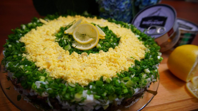 Salad with seaweed rice saury