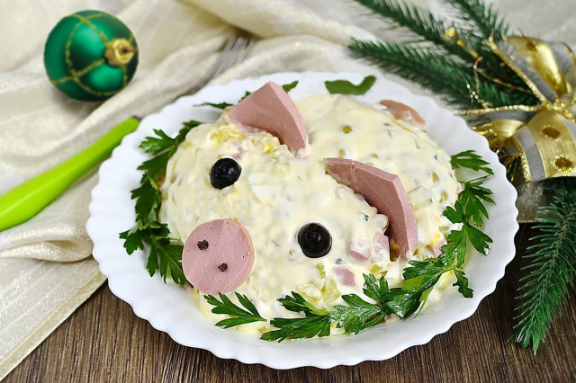 Salad in the form of a pig