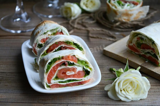 Pita bread with salmon and herbs