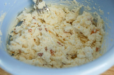Filling of cottage cheese and raisins for pancakes