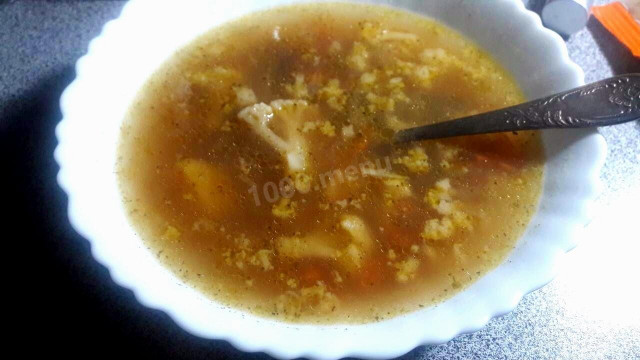 Cauliflower soup with fried minced meat