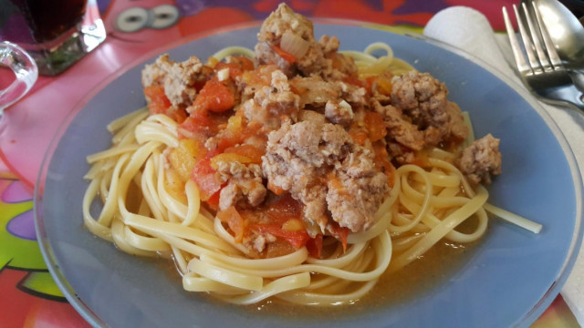 Pasta a la Bolognese with tomatoes