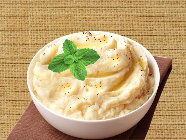 Mashed potatoes with cream, hard cheese and cumin
