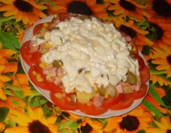 Salad in layers with tomatoes and sausage