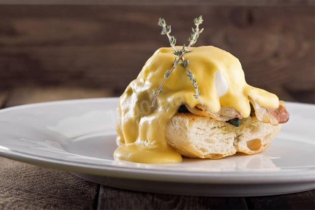 Egg benedict with hollandaise sauce