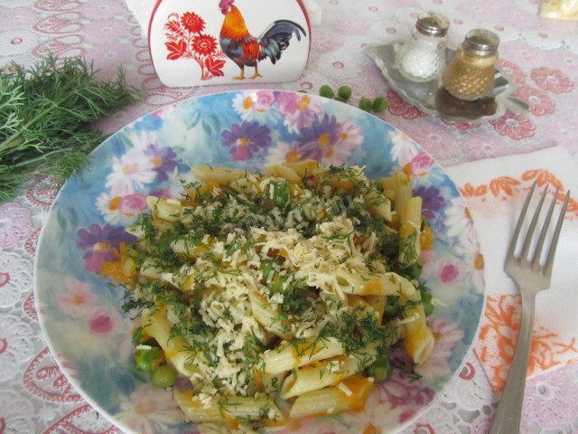 Pasta with green peas and cheese
