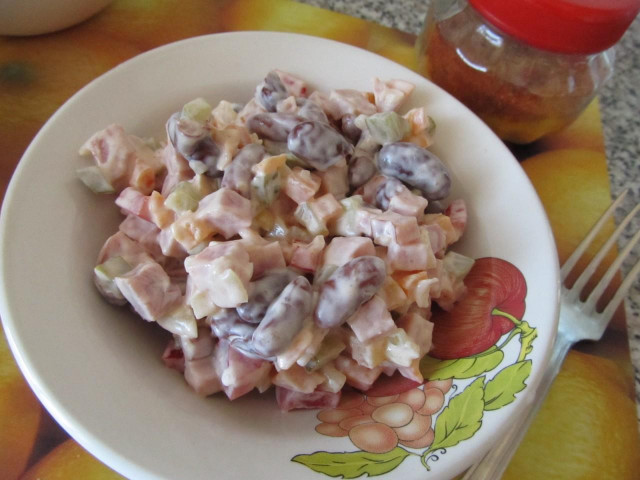 Salad with beans and ham German