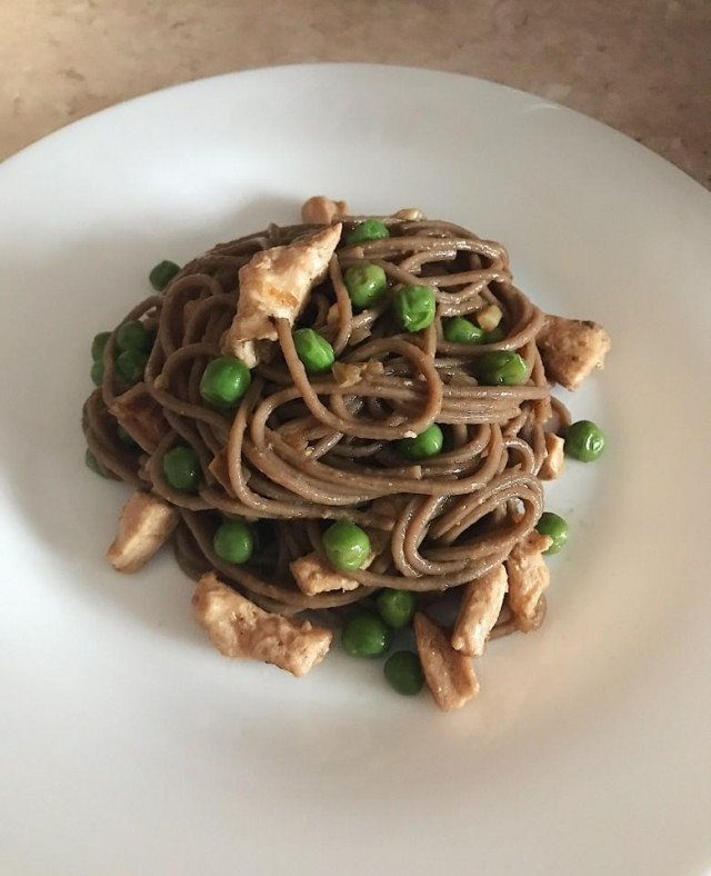 Buckwheat noodles with rabbit, green peas and ginger