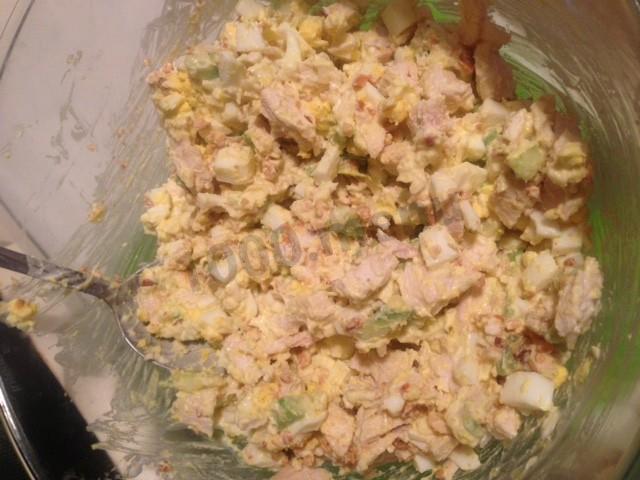 Salad with avocado and chicken