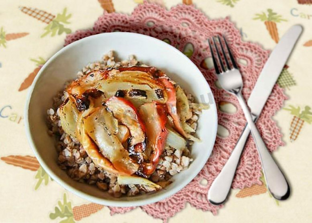 Buckwheat porridge with onion and apple dressing