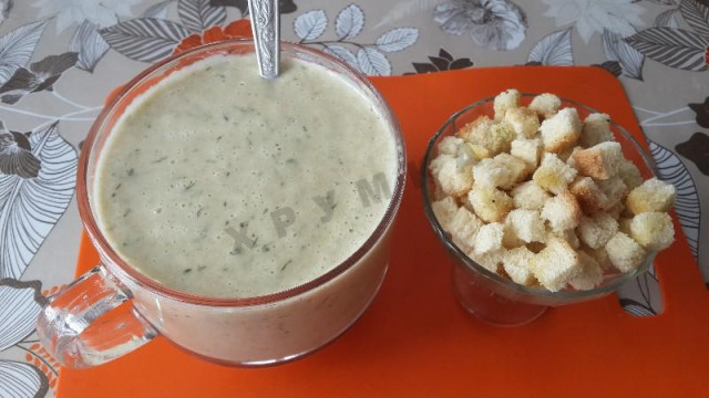 Cream soup of champignons with homemade croutons