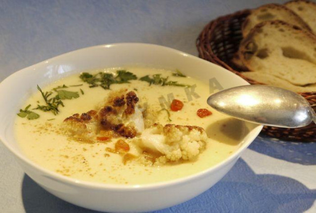 Cheese soup with cauliflower and cream