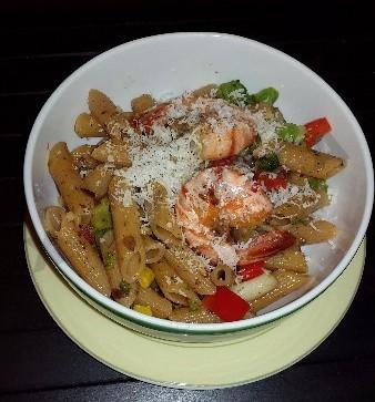 Whole grain pasta with shrimp and broccoli