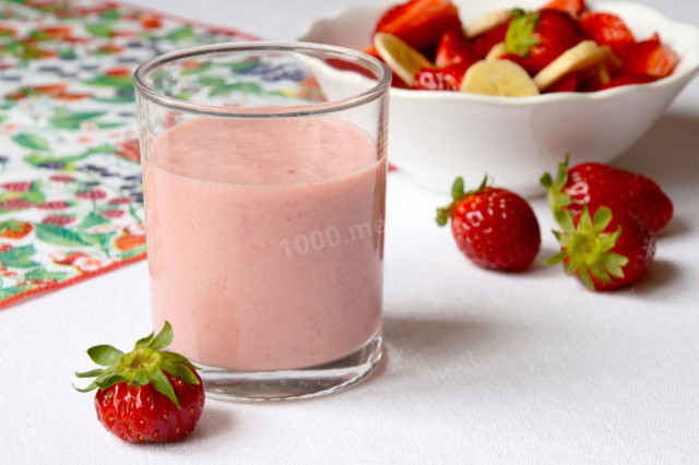 Yogurt cocktail with strawberries and bananas