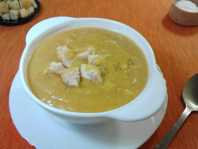 Pea puree soup with chicken