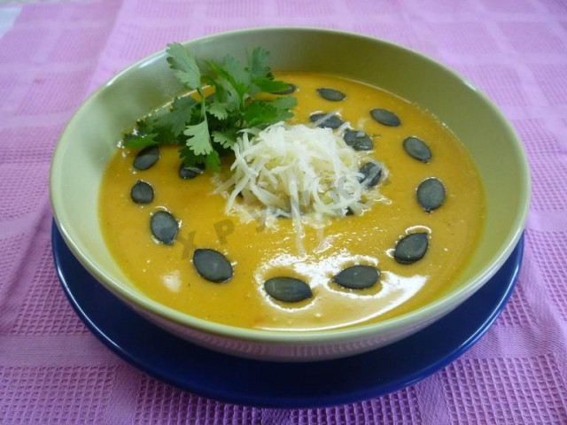 Pumpkin puree soup with apples and nutmeg
