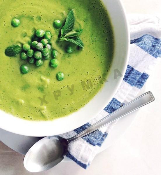 Soup with green peas and mint