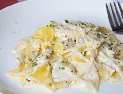 Farfalle with chicken in cream sauce