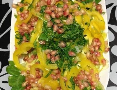 Green salad with pomegranate