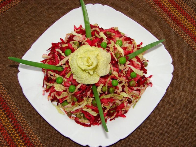 Savoy cabbage salad with beetroot