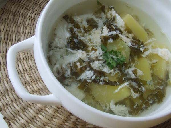 Green sorrel soup with potatoes and egg without meat