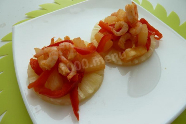 Shrimp with bell pepper on pineapples
