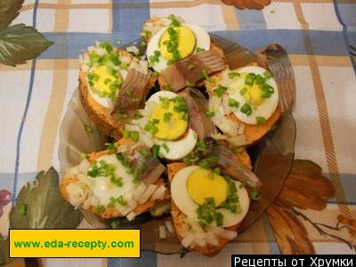 Snack sandwiches with herring on black bread