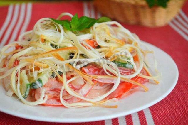Salad with pigtail cheese