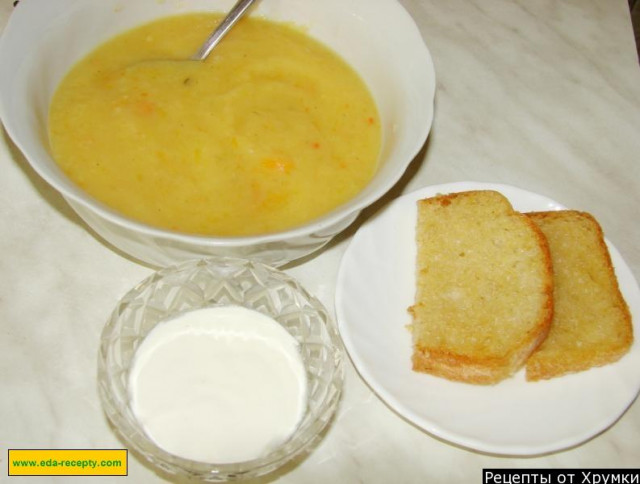 Mashed soup with broth and pumpkin cream