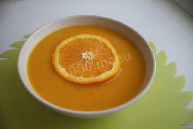Carrot soup with ginger and cream