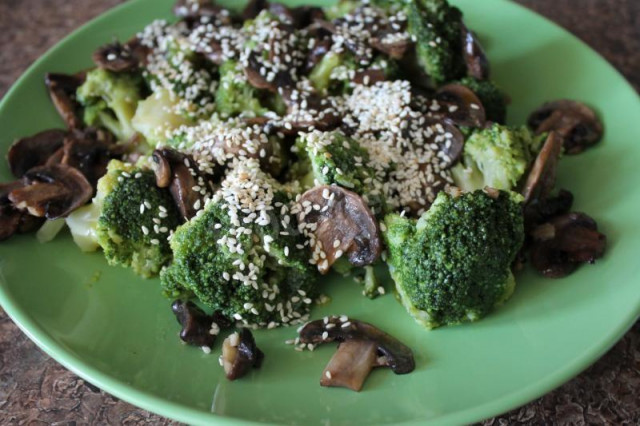 Broccoli with mushrooms and ginger