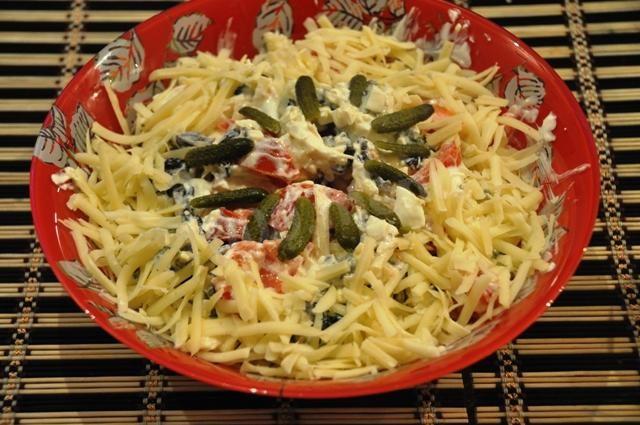 Prune salad with tomatoes and cheese