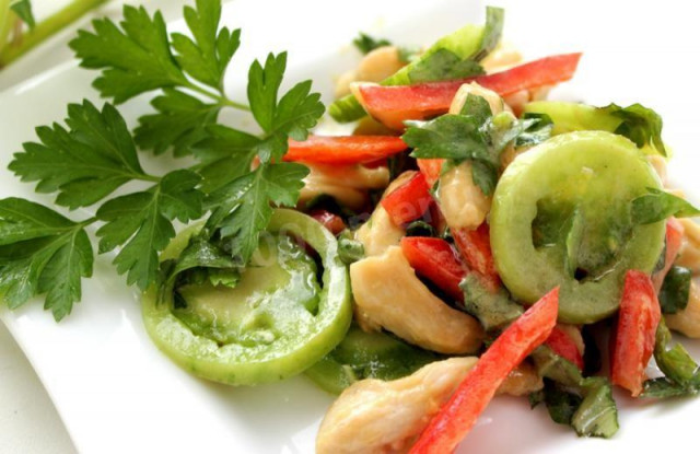 Green tomato salad with chicken and bell pepper