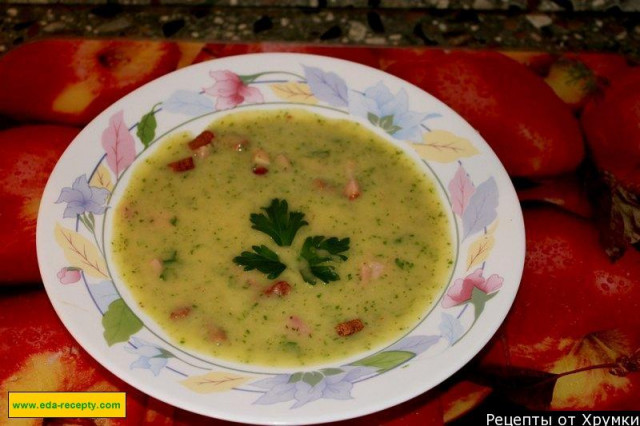 Pea soup with bacon and ham