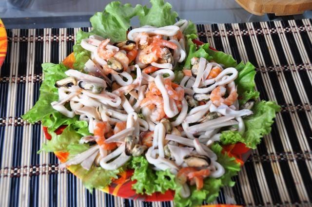 Warm salad with shrimp and seafood